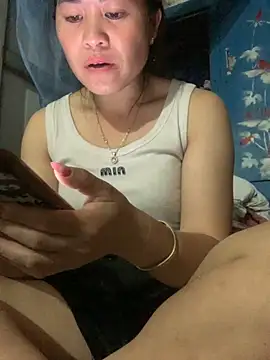 tuyetnhi-00 online show from 10/31/25, 12:50