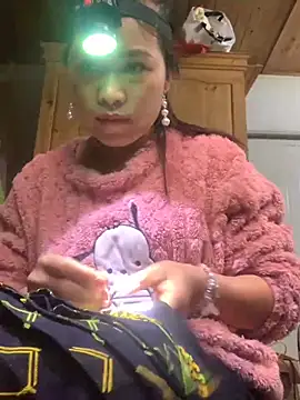 tuyetnhi-00 online show from 11/13/25, 12:42