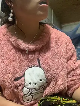 tuyetnhi-00 online show from 11/14/25, 11:42