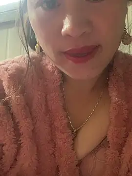 tuyetnhi-00 online show from 12/16/25, 12:37