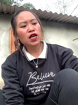 tuyetnhi-00 online show from 12/23/25, 01:47