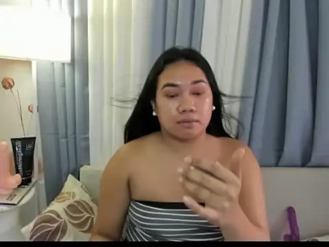 Snapshot of TsUncutKaren chatting on 11/18/25, 04:50 TsUncutKaren online show from 11/18/25, 04:50