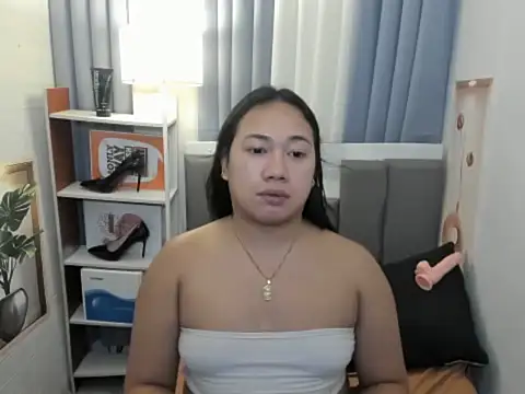 Snapshot of TsUncutKaren chatting on 12/15/25, 04:44 TsUncutKaren online show from 12/15/25, 04:44