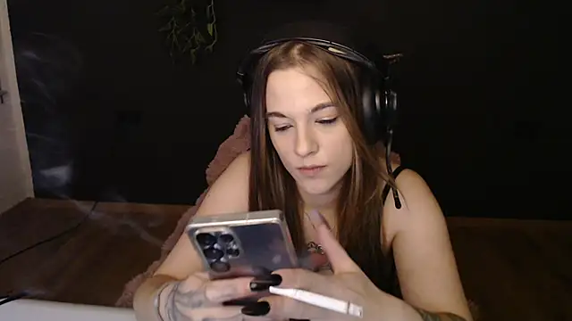 Snapshot of Luna_Lynn chatting on 12/13/25, 09:09 Luna Lynn online show from 12/13/25, 09:09