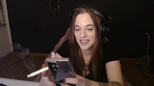 Snapshot of Luna_Lynn chatting on 12/17/25, 07:20 Luna Lynn online show from 12/17/25, 07:20