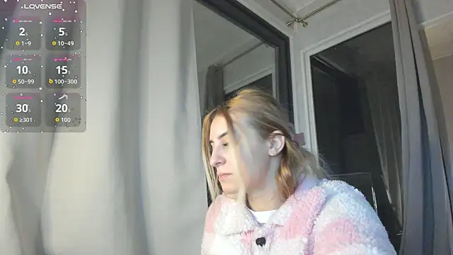 Ella Vee online show from 11/11/25, 03:39