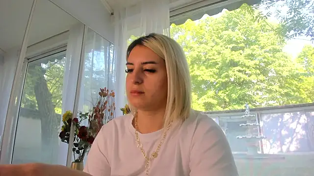 Ella Vee online show from 05/05/26, 06:43
