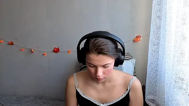 Snapshot of CutieAnny chatting on 10/14/25, 04:35 CutieAnny online show from 10/14/25, 04:35