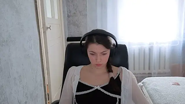 Snapshot of CutieAnny chatting on 10/31/25, 04:24 CutieAnny online show from 10/31/25, 04:24