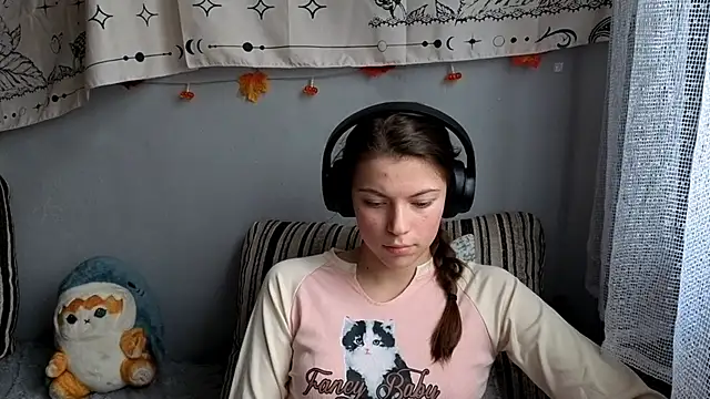 Snapshot of CutieAnny chatting on 11/19/25, 04:23 CutieAnny online show from 11/19/25, 04:23