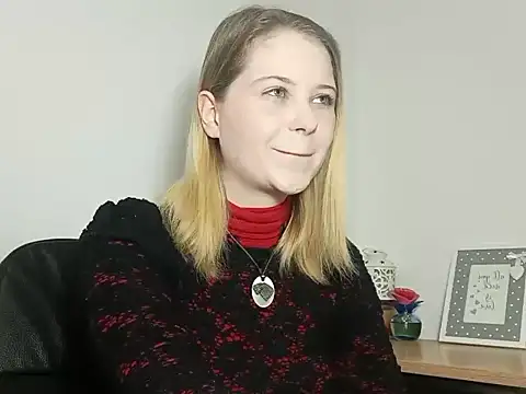 Snapshot of LydiaYoung chatting on 09/11/25, 02:17 LydiaYoung online show from 09/11/25, 02:17