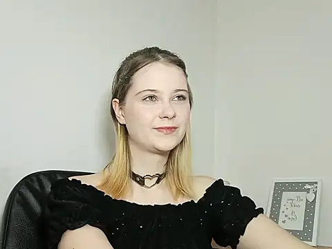 Snapshot of LydiaYoung chatting on 09/25/25, 06:11 LydiaYoung online show from 09/25/25, 06:11