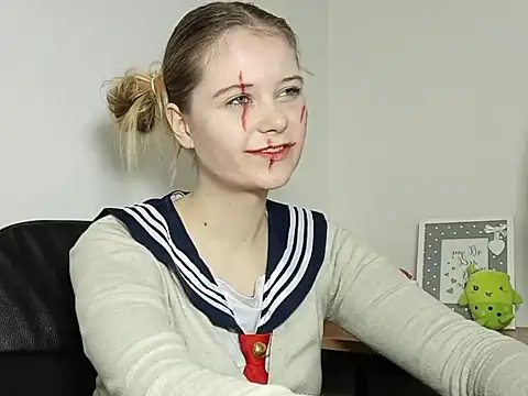 Snapshot of LydiaYoung chatting on 10/31/25, 07:15 LydiaYoung online show from 10/31/25, 07:15