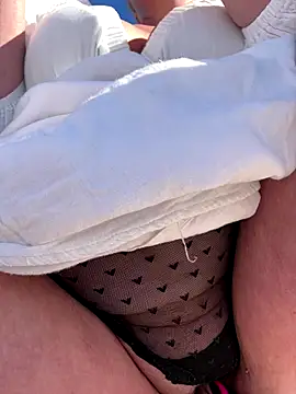 Snapshot of Horny_mom40 chatting on 09/23/25, 10:51 Horny mom40 online show from 09/23/25, 10:51