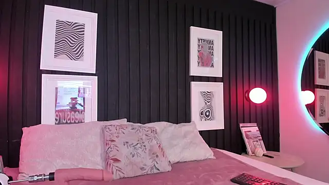 Manelyk evanss  online show from 04/15/26, 06:04