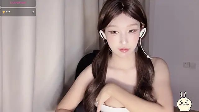 Snapshot of Winnie666- chatting on 09/23/25, 04:32 Winnie666- online show from 09/23/25, 04:32