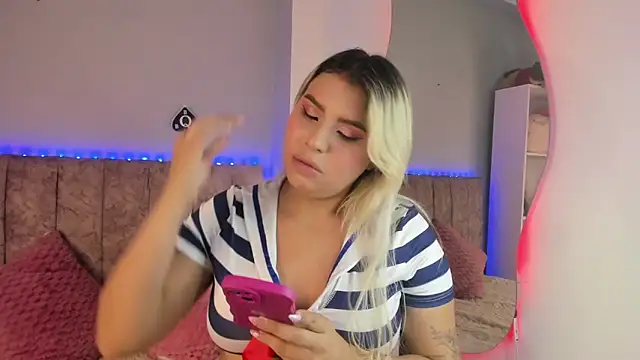 Snapshot of naomi_sanz chatting on 05/21/26, 05:03 naomi sanz online show from 05/21/26, 05:03