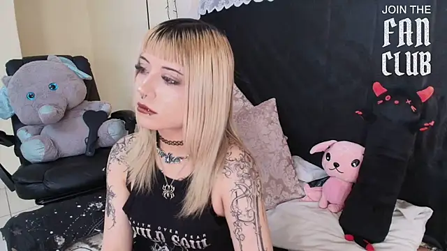 Snapshot of IvyBelle_ chatting on 07/11/26, 11:24 IvyBelle online show from 07/11/26, 11:24
