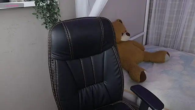 Snapshot of Mystic_blue chatting on 11/19/25, 12:49 Mystic blue online show from 11/19/25, 12:49