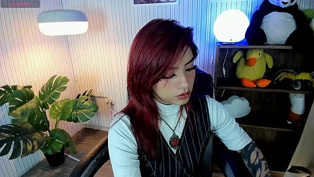 Snapshot of Mystic_blue chatting on 12/01/25, 12:32 Mystic blue online show from 12/01/25, 12:32