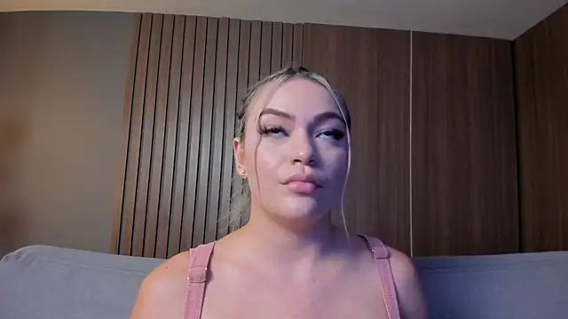 Snapshot of milaowens chatting on 02/23/25, 02:57 milaowens online show from 02/23/25, 02:57