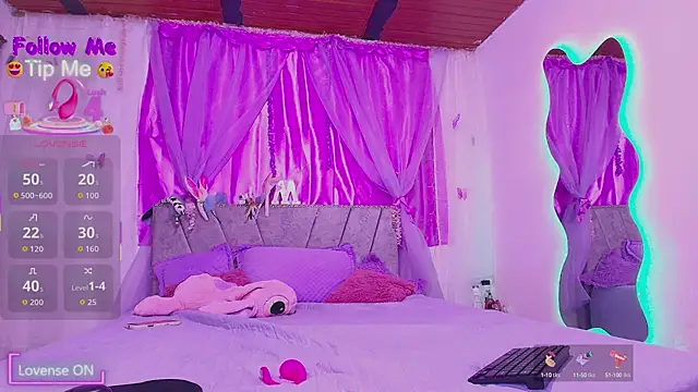 Snapshot of MeganRouss74 chatting on 10/12/25, 11:53 MeganRouss74 online show from 10/12/25, 11:53