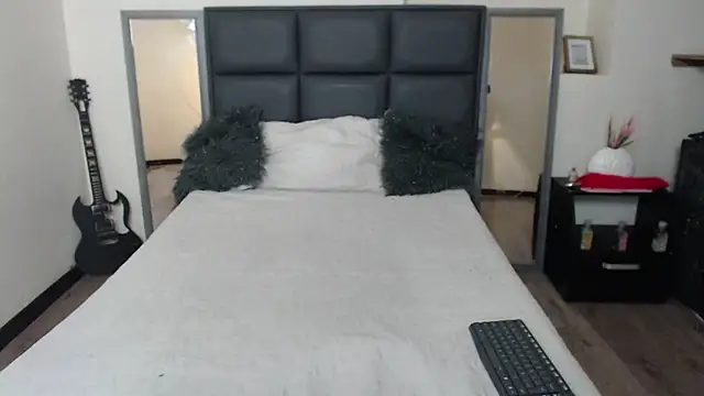 Isabella Diamon online show from 11/19/25, 01:49