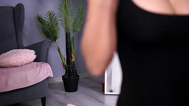 SarahMystique online show from 11/18/25, 04:44