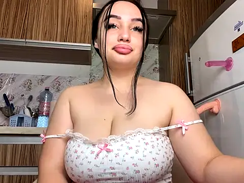 Snapshot of curvybombb chatting on 10/05/25, 08:34 curvybombb online show from 10/05/25, 08:34