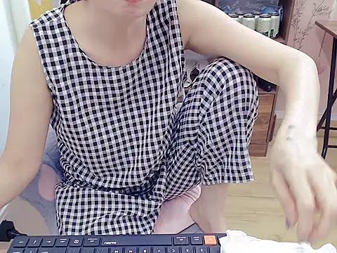 Snapshot of Funnygirl_9x chatting on 05/21/26, 01:01 Funnygirl 9x online show from 05/21/26, 01:01