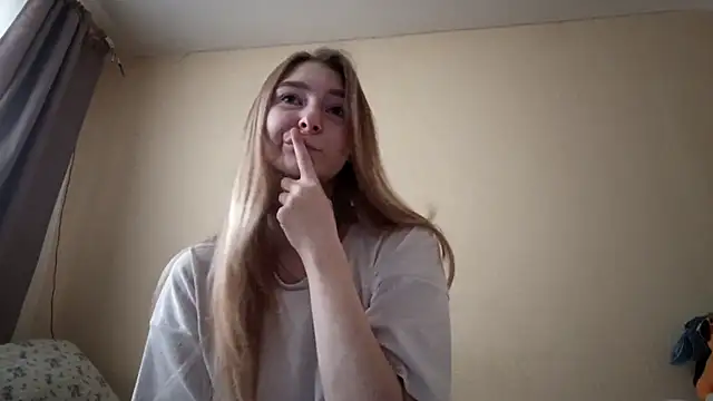 Snapshot of Nymera_flare chatting on 11/03/25, 06:36 Nymera flare online show from 11/03/25, 06:36