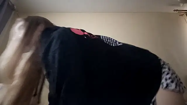 Snapshot of Nymera_flare chatting on 11/20/25, 06:13 Nymera flare online show from 11/20/25, 06:13