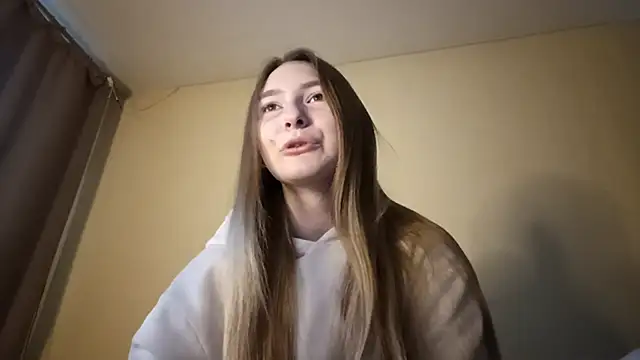 Snapshot of Nymera_flare chatting on 11/28/25, 06:27 Nymera flare online show from 11/28/25, 06:27