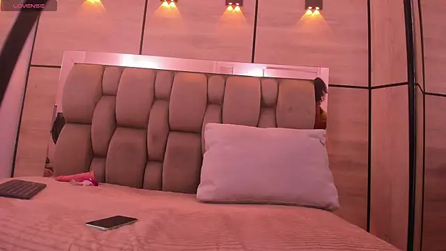 lyana cowel online show from 10/09/25, 07:12