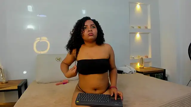 lyana cowel online show from 10/14/25, 03:57