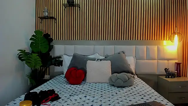 Roseaurora online show from 11/23/25, 02:28