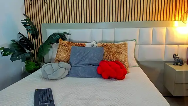 Roseaurora online show from 01/12/26, 01:05