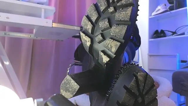 Snapshot of CruelSiren chatting on 11/18/25, 07:46 CruelSiren online show from 11/18/25, 07:46