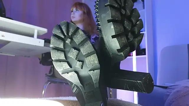 Snapshot of CruelSiren chatting on 12/18/25, 06:19 CruelSiren online show from 12/18/25, 06:19