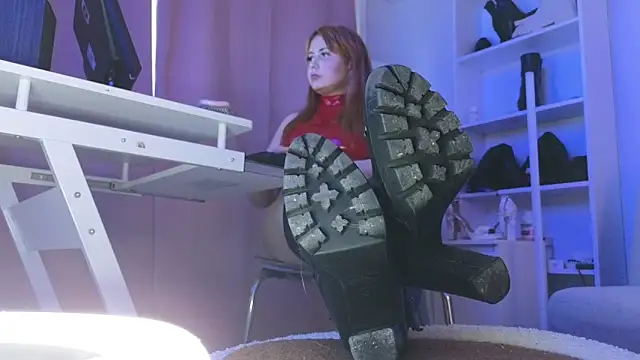 Snapshot of CruelSiren chatting on 12/19/25, 07:04 CruelSiren online show from 12/19/25, 07:04