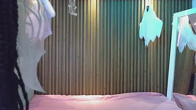 AlanaWalker9 online show from 10/31/25, 04:02