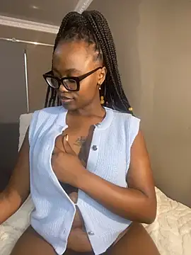 Snapshot of Moonzy77 chatting on 11/17/25, 10:48 Moonzy77 online show from 11/17/25, 10:48