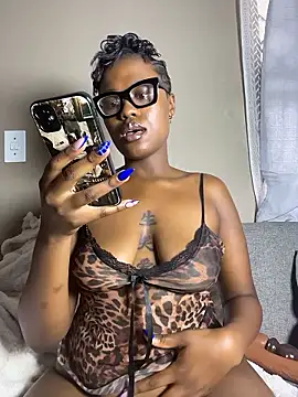 Snapshot of Moonzy77 chatting on 01/10/26, 12:51 Moonzy77 online show from 01/10/26, 12:51