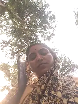 Snapshot of LUCKY_cut chatting on 10/25/25, 11:29 LUCKY cut online show from 10/25/25, 11:29