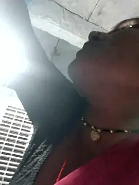 Snapshot of LUCKY_cut chatting on 10/31/25, 08:37 LUCKY cut online show from 10/31/25, 08:37