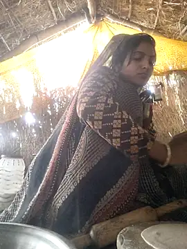 Snapshot of LUCKY_cut chatting on 11/13/25, 03:05 LUCKY cut online show from 11/13/25, 03:05