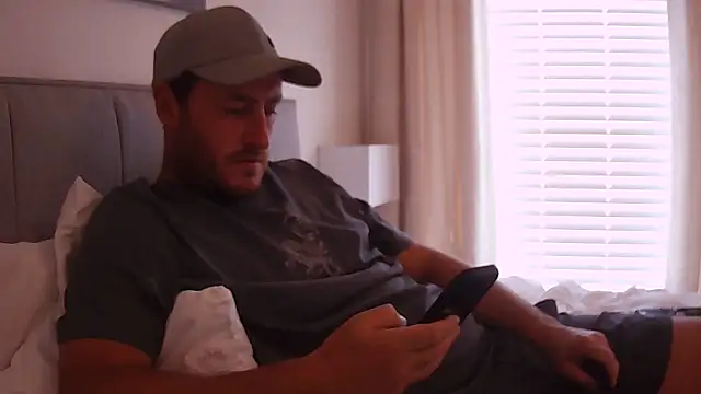 Snapshot of Londonlad818 chatting on 09/24/25, 01:25 Londonlad818 online show from 09/24/25, 01:25