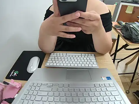 Snapshot of Hana_Mina chatting on 09/25/25, 07:39 Hana Mina online show from 09/25/25, 07:39