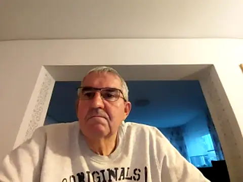 Snapshot of Oldmenhot66 chatting on 10/15/25, 04:29 Oldmenhot66 online show from 10/15/25, 04:29