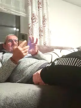 Snapshot of Oldmenhot66 chatting on 10/30/25, 05:13 Oldmenhot66 online show from 10/30/25, 05:13